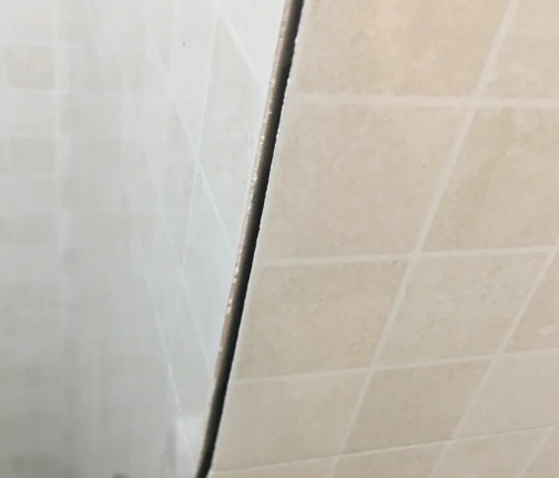 安顺瓷砖空鼓维修公司分享阳台瓷砖脱落的修复过程可以分为以下几个步骤