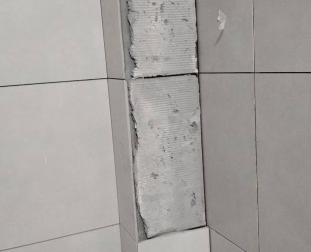 安顺瓷砖空鼓维修公司分享下瓷砖施工前基层浇水润湿程度不足，可能导致以下问题